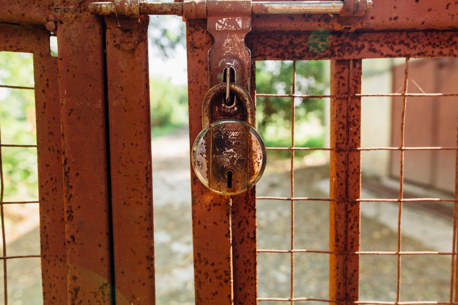 야외 문에 걸린 낡은 자물쇠