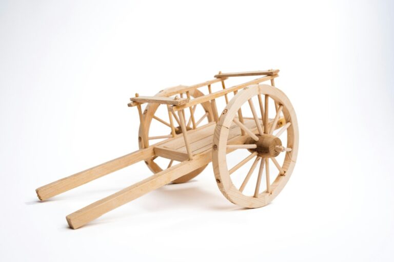 나무 수레바퀴의 바퀴살을 옆에서 잡은 모습 — 코워킹스페이스 2026 1인 창조기업 지원센터 작업공간 대표 이미지