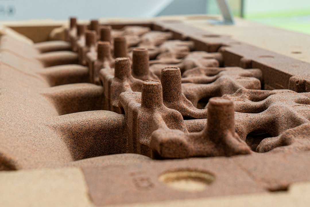 모래를 다져 만든 주형 틀이 작업대 위에 놓여 있는 모습